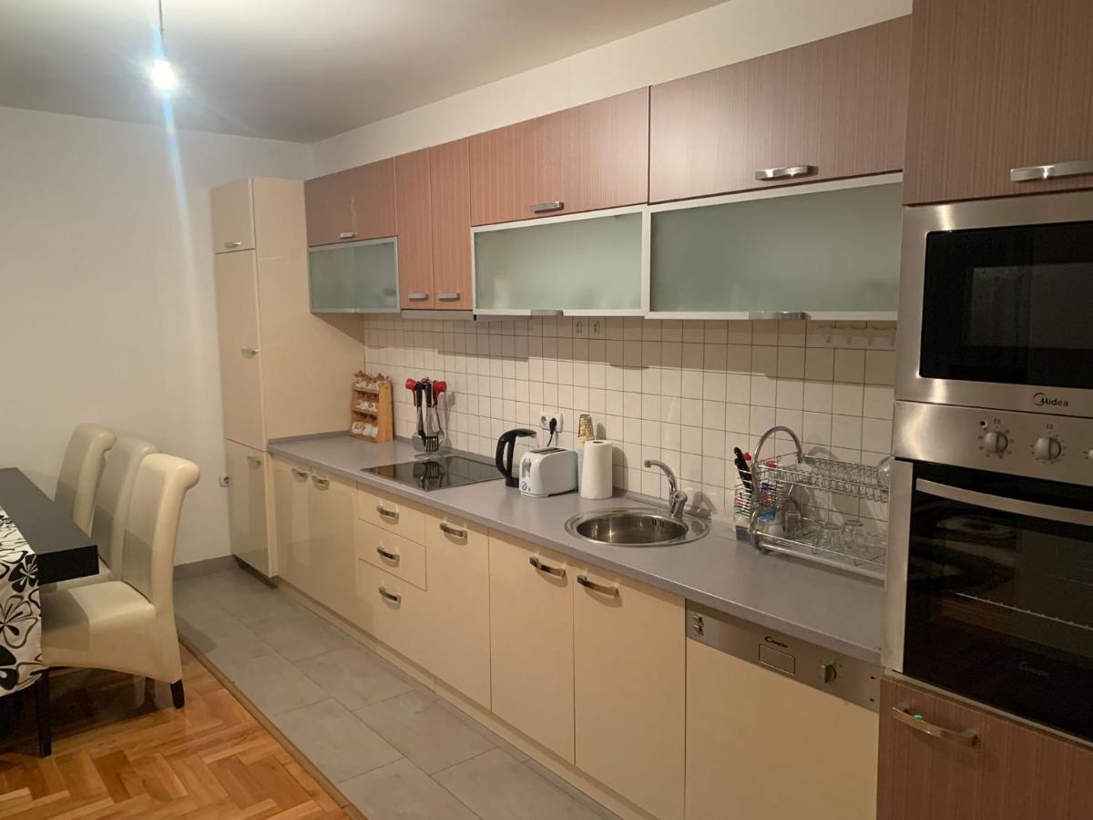 Big Spacious Apartment In Pej Center With Wi-Fi Peje Exterior photo